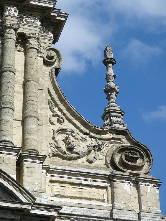 Corner of the facade of the church, with 'burning flame'.